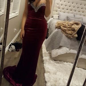 FLASH SALE!💄 PORTIA & Scarlett RED Velvet gown 💄
